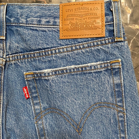 Levi’s Women's 27 Wedgie Button Fly Distressed Jeans Medium-Light Wash Blue - Picture 8 of 8